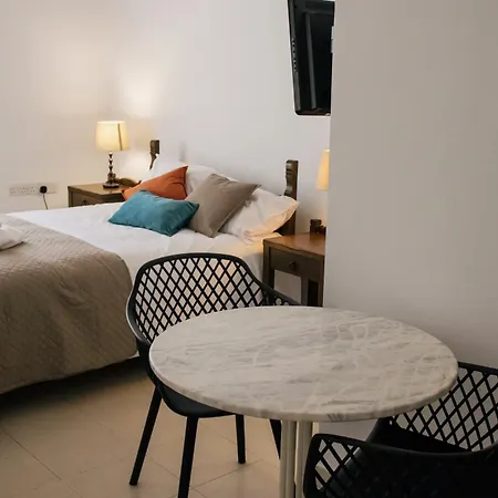 Siogkas Inn Dherinia